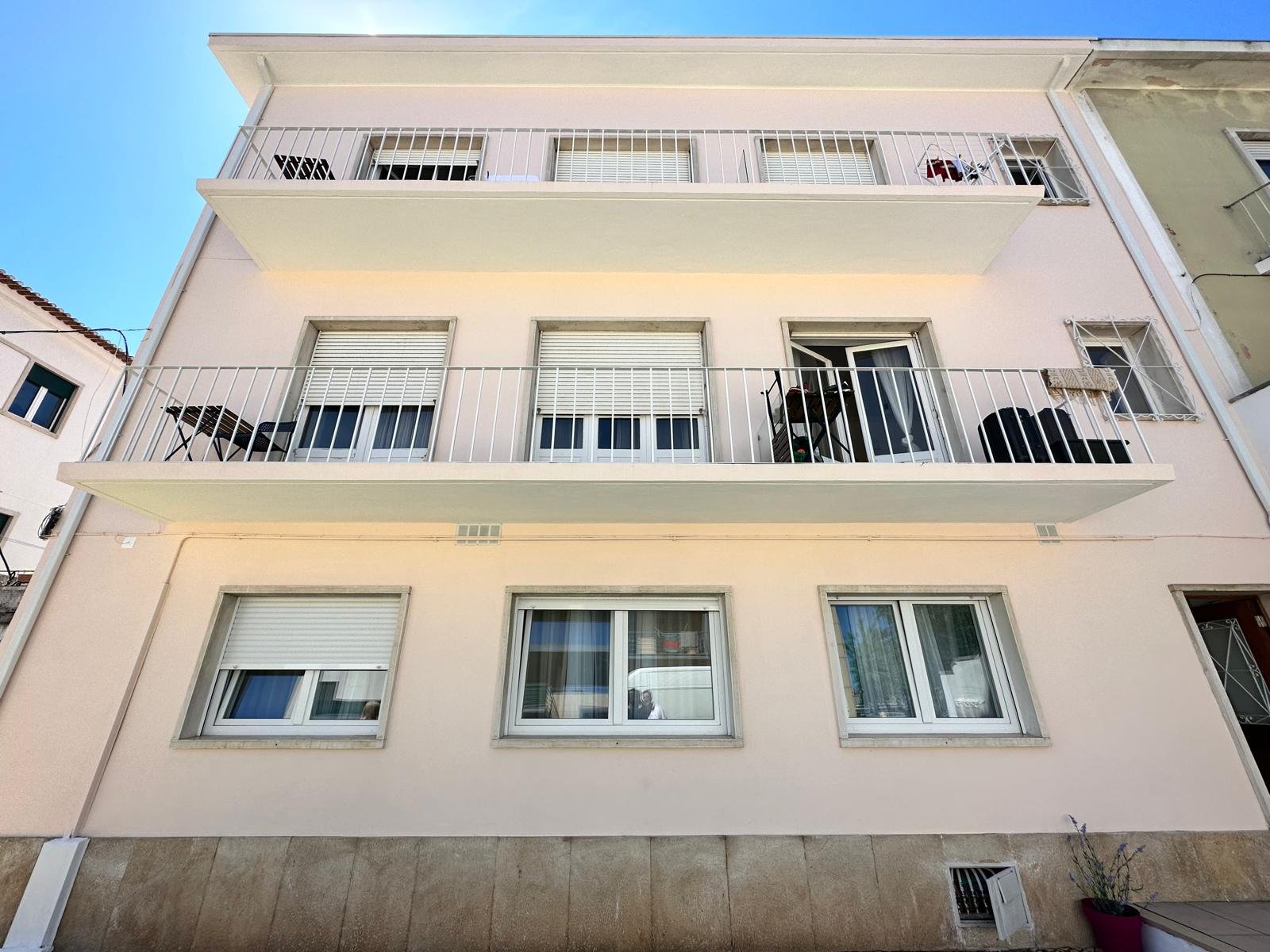 Antes: fachada do prédio de studios na Rua de Angola, Coimbra
