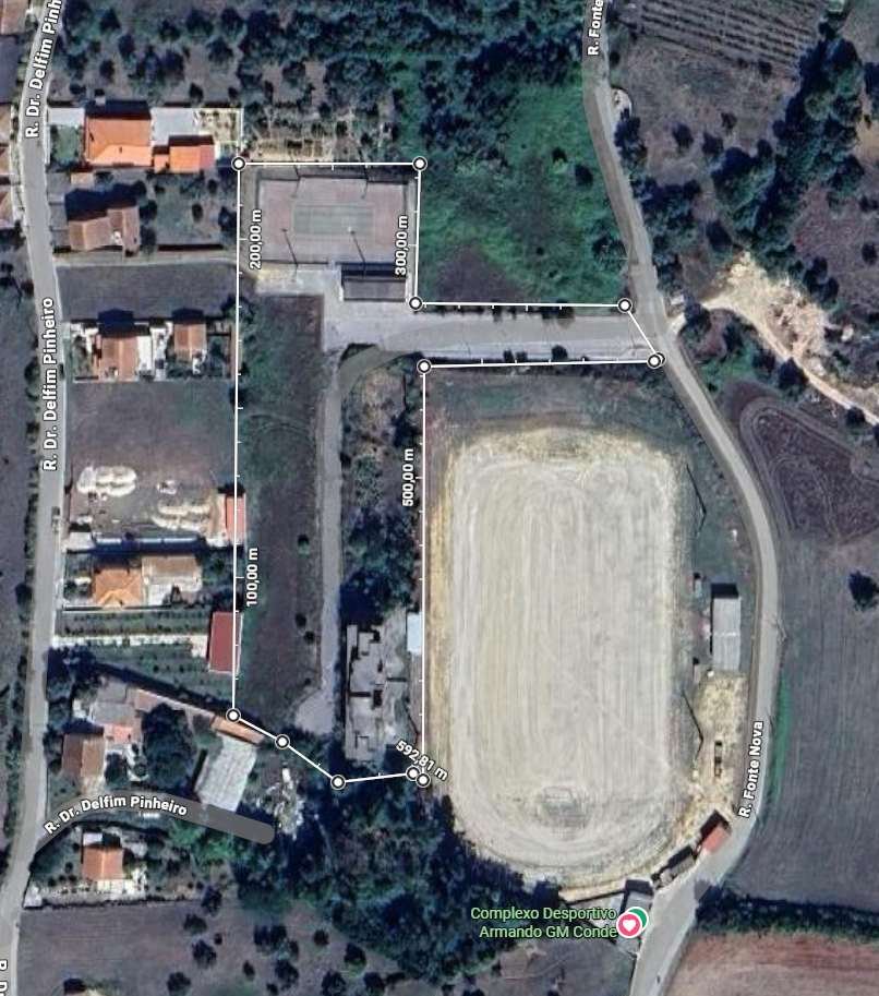 Vista aérea do projeto EntreCampos, com campo de ténis, piscina e campo de futebol
