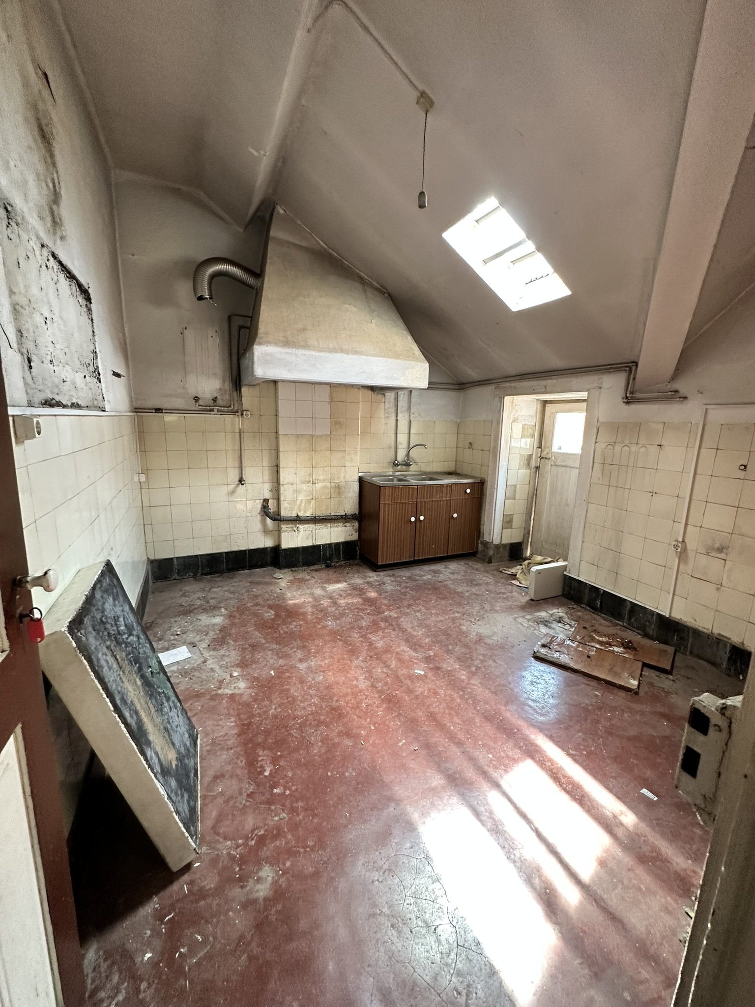 Depois: cozinha de studio no prédio da Praça da República, Coimbra