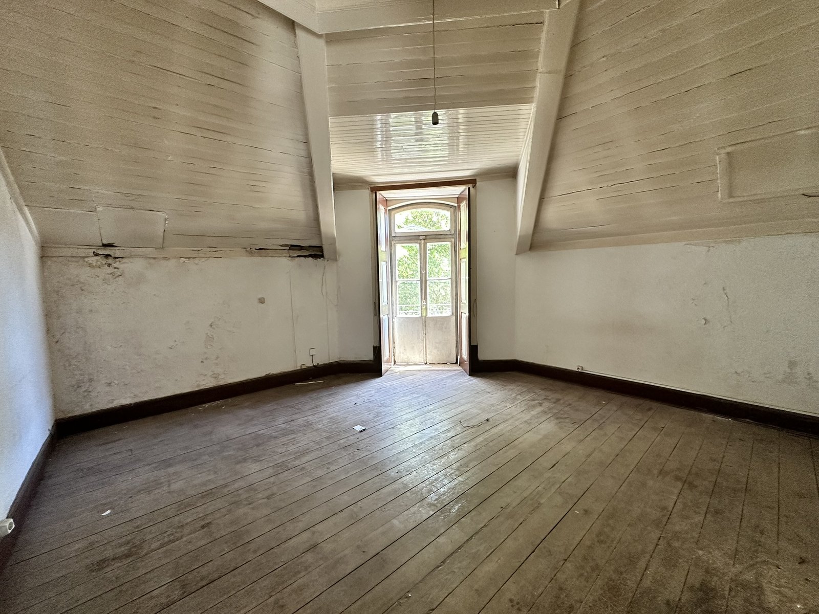 Depois: quarto de studio no prédio da Praça da República, Coimbra