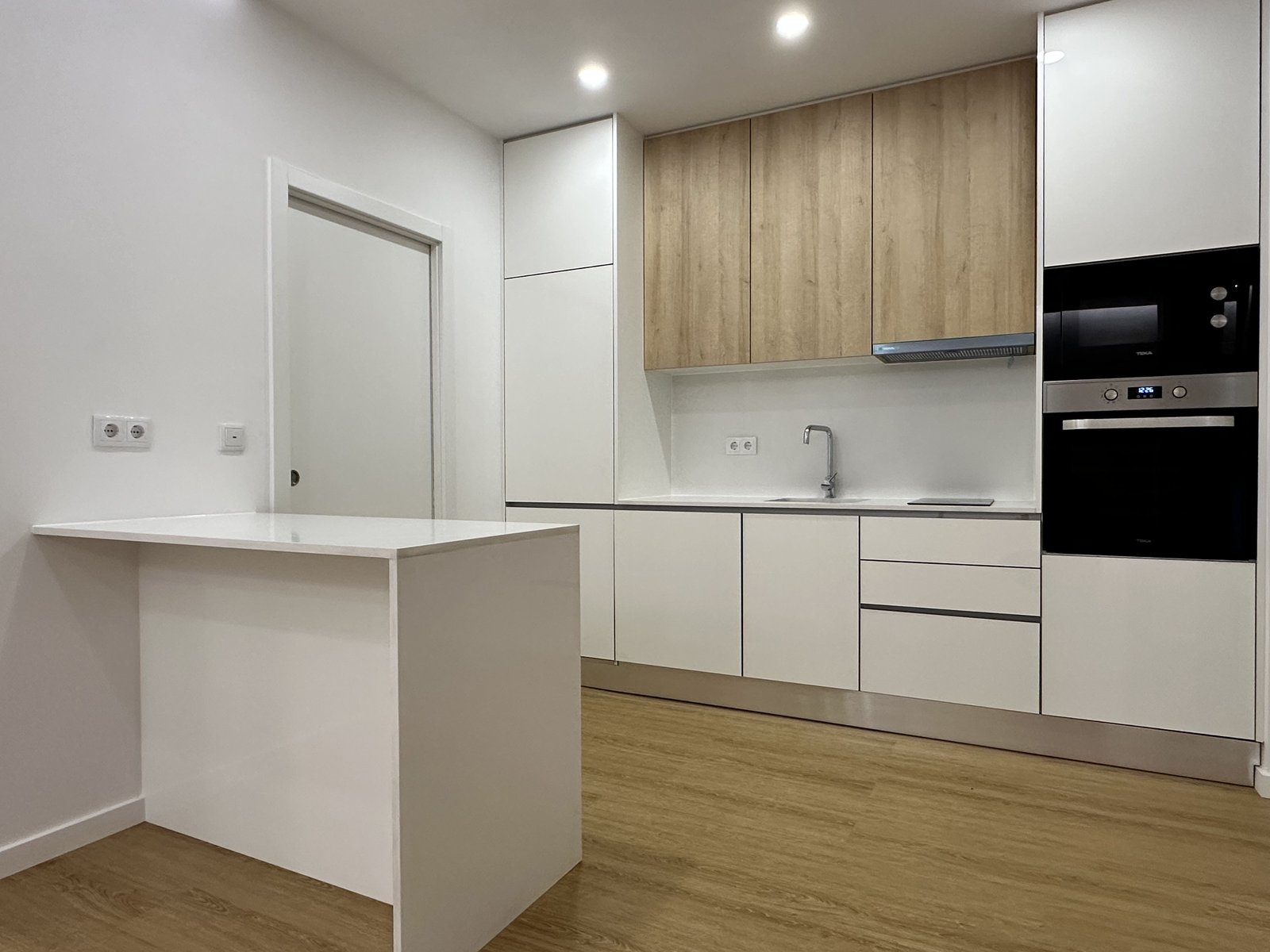 Antes: cozinha do apartamento T1, Santa Clara