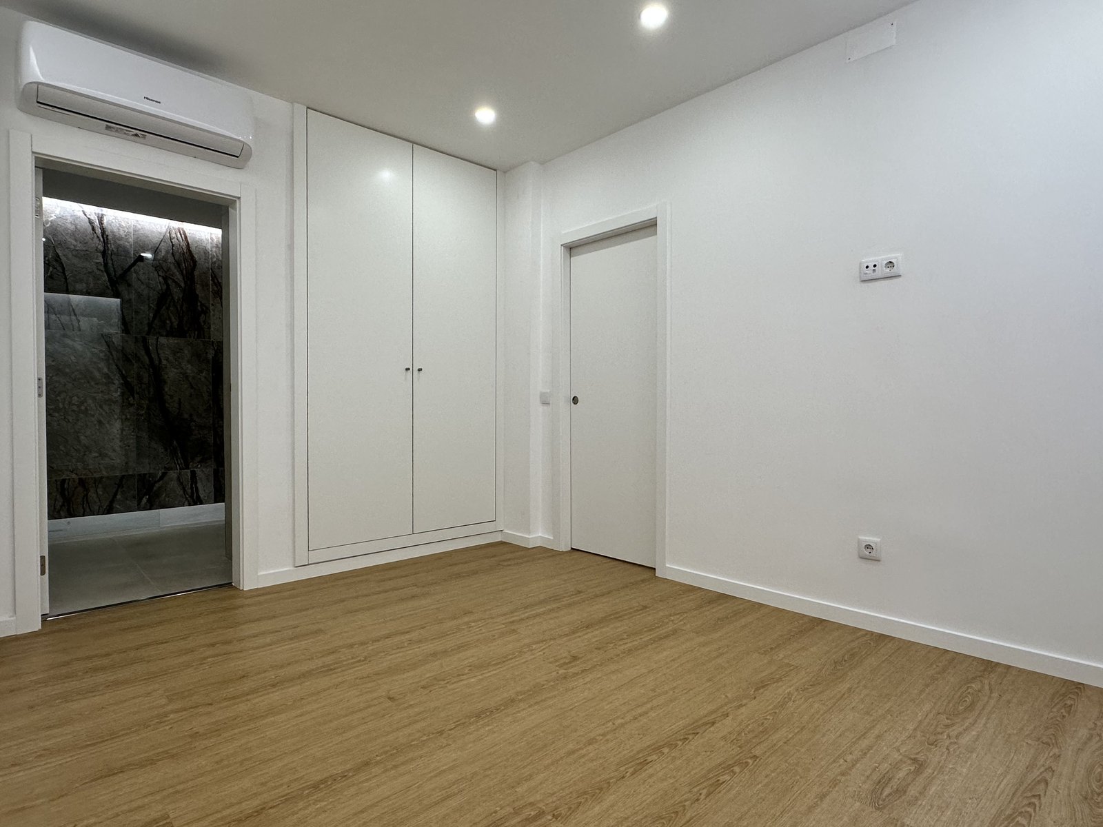 Antes: quarto do apartamento T1, Santa Clara